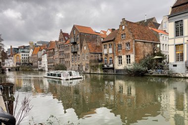 Ghent, Belçika 'da kanalda yüzen şehir turu teknesi.