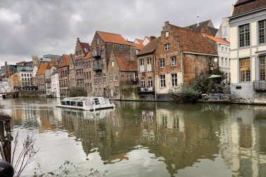 Ghent, Belçika 'da kanalda yüzen şehir turu teknesi.