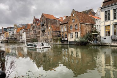 Ghent, Belçika 'da kanalda yüzen şehir turu teknesi.