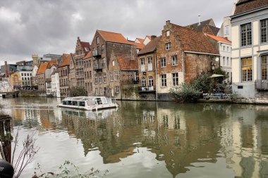 Ghent, Belçika 'da kanalda yüzen şehir turu teknesi.
