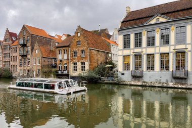 Ghent, Belçika 'da kanalda yüzen şehir turu teknesi.