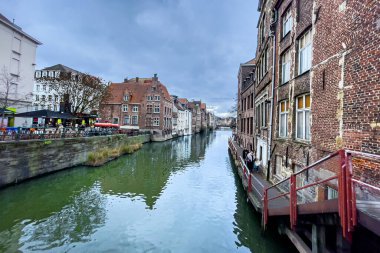 Gent, Belçika 'daki kanal boyunca resimli evlerin manzarası