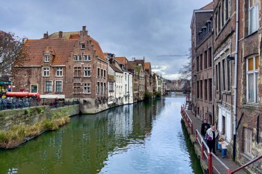 Gent, Belçika 'daki kanal boyunca resimli evlerin manzarası