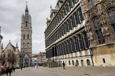 Belçika 'nın Gent kentindeki Het Belfort Van Gent kilisesinde yürüyen turistler