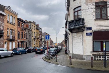 Arabalar Brüksel, Belçika 'da boş bir caddenin kenarına park edilmiş.