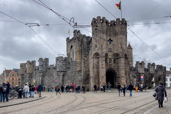 Belçika 'nın Gent kentindeki Kontların Kalesi' nden geçen turistler