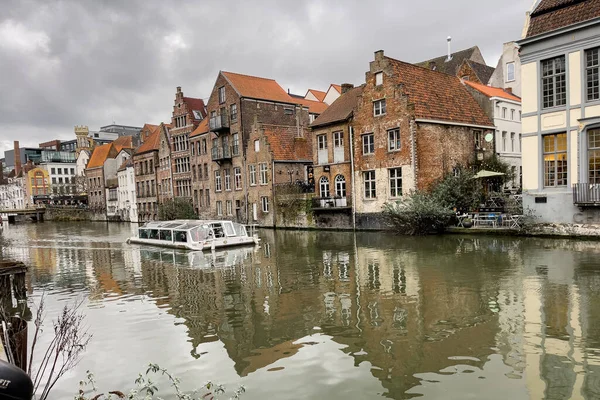 Ghent, Belçika 'da kanalda yüzen şehir turu teknesi.