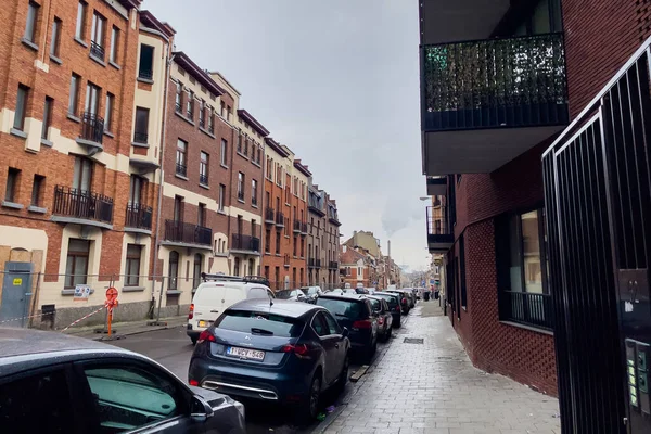 Mobil Diparkir Pinggir Jalan Dari Jalan Kosong Brussels Belgia — Stok Foto