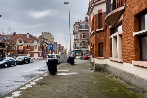 Auto Geparkeerd Langs Weg Van Een Lege Straat Brussel België — Stockfoto