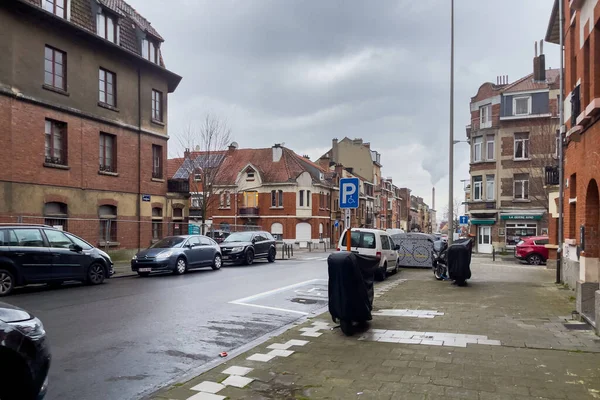 Auta Zaparkovaná Kraji Prázdné Ulice Bruselu Belgie — Stock fotografie