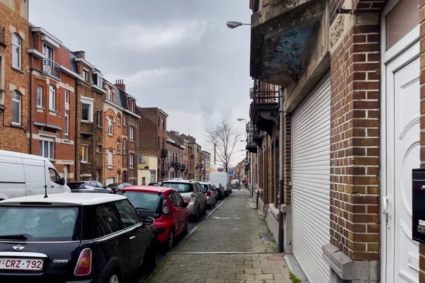 Автомобили Припаркованные Обочине Пустой Улицы Брюсселе Бельгия — стоковое фото