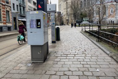 Gent, Belçika 'daki Saint Bavo Katedrali yakınlarındaki bilet makinesi.