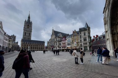 Gent, Belçika 'daki Sint-Baafsplein Meydanı' nda yürüyen turistler