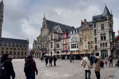 Gent, Belçika 'daki Sint-Baafsplein Meydanı' nda yürüyen turistler