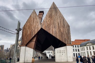 Gent, Belçika 'da bulutlu gökyüzü olan Stadhuis binası 