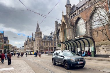 1898 yakınlarındaki sokakta yürüyen turistler Gent, Belçika 'daki Postane