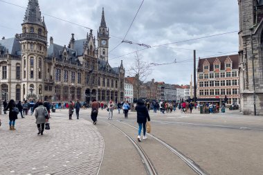 1898 yakınlarındaki sokakta yürüyen turistler Gent, Belçika 'daki Postane