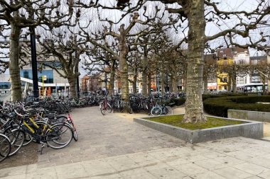 Gent, Belçika 'daki Gent-Sint-Pieters tren istasyonunun yakınına park edilmiş bir sürü bisiklet var.