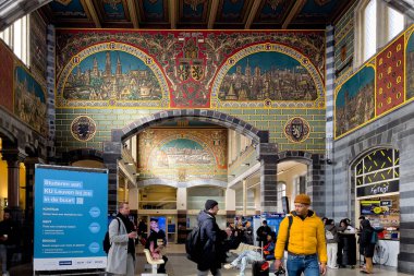Gent, Belçika 'daki Gent-Sint-Pieters tren istasyonunda bekleyenler var.