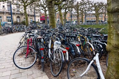 Gent, Belçika 'daki Gent-Sint-Pieters tren istasyonunun yakınına park edilmiş bir sürü bisiklet var.