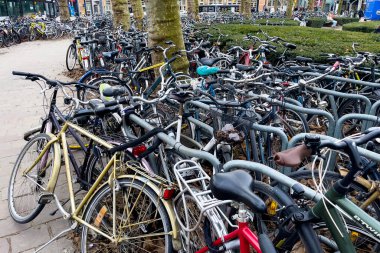 Gent, Belçika 'daki Gent-Sint-Pieters tren istasyonunun yakınına park edilmiş bir sürü bisiklet var.