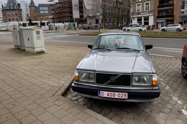 Gent, Belçika 'da yol kenarına park edilmiş gri Volvo 240 sedan.