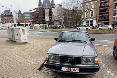 Gent, Belçika 'da yol kenarına park edilmiş gri Volvo 240 sedan.