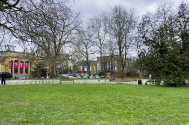 İnsanlar Gent, Belçika 'da halka açık bir parkta takılıyor.