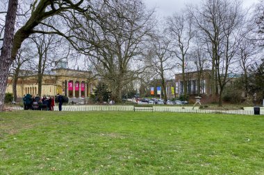 İnsanlar Gent, Belçika 'da halka açık bir parkta takılıyor.