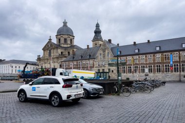 Gent, Belçika 'da arka planda Sint-Pietersabdij Kilisesi olan araçlar yol kenarına park edilmiş.