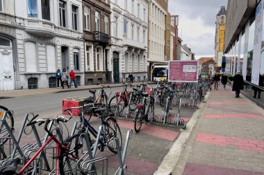 Ghent, Belçika 'da bir sürü bisikletle yolda giden bir otobüs.