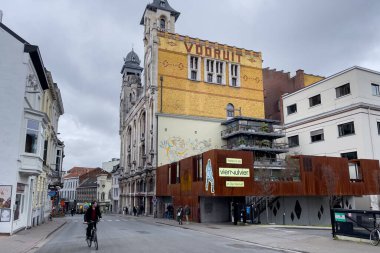 Gent, Belçika 'daki VOORUIT Meydanı' nın yakınında yürüyen insanlar