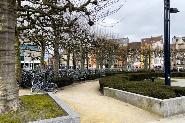 停放在比利时根特Gent Sint Pieters火车站附近的许多自行车 — 图库照片