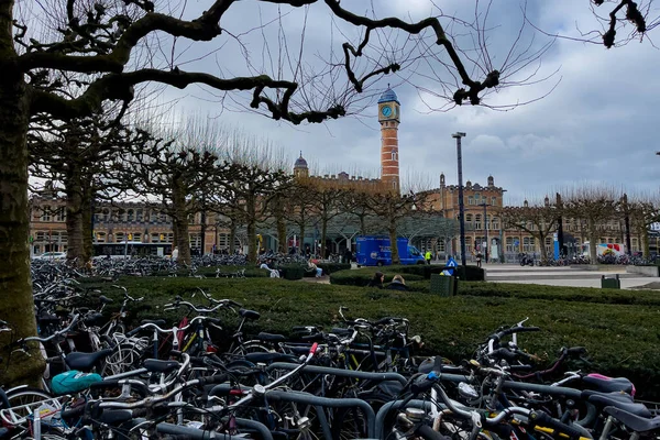 Πολλά Ποδήλατα Σταθμευμένα Κοντά Στο Σιδηροδρομικό Σταθμό Gent Sint Pieters — Φωτογραφία Αρχείου
