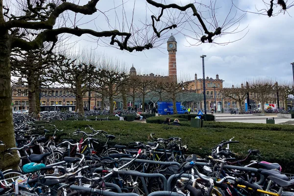 Πολλά Ποδήλατα Σταθμευμένα Κοντά Στο Σιδηροδρομικό Σταθμό Gent Sint Pieters — Φωτογραφία Αρχείου