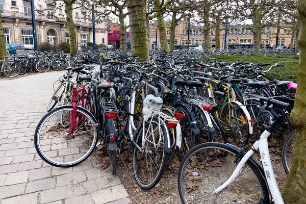 ベルギーのゲントにあるGent Sint Pieters鉄道駅の近くにはたくさんの自転車が停まっています — ストック写真