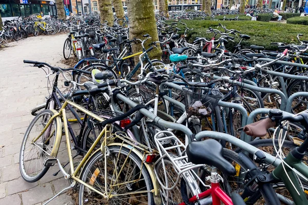 ベルギーのゲントにあるGent Sint Pieters鉄道駅の近くにはたくさんの自転車が停まっています — ストック写真