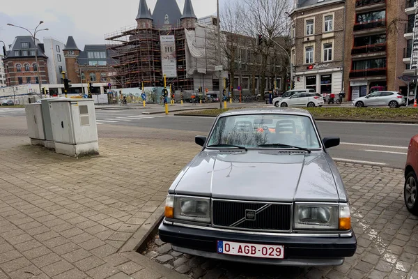 灰色沃尔沃240轿车停在比利时根特的路边 — 图库照片