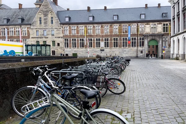 自転車はベルギーのゲントの通りにロックされ駐車しました — ストック写真