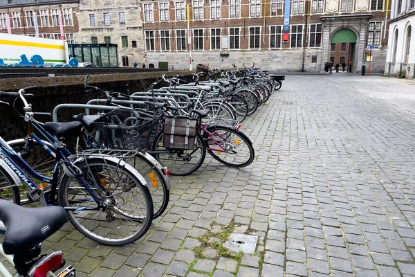 Ποδήλατα Κλειδωμένα Και Παρκαρισμένα Στο Δρόμο Στη Γάνδη Βέλγιο — Φωτογραφία Αρχείου