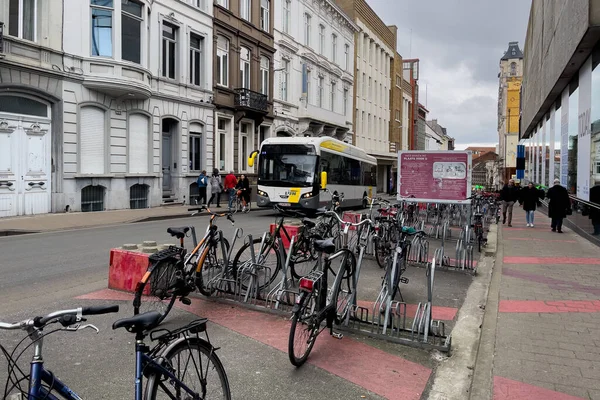 Автобус Їде Дорозі Великою Кількістю Велосипедів Замкнених Узбіччі Дороги Генті — стокове фото