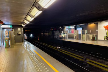 Modern Metro treni Brüksel, Belçika 'da bir metro istasyonundan geçiyor.