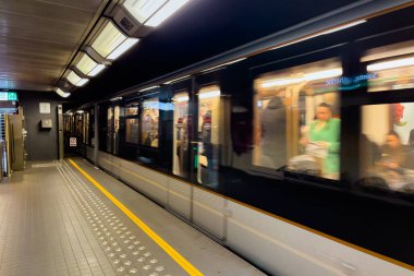 Modern Metro treni Brüksel, Belçika 'da bir metro istasyonundan geçiyor.