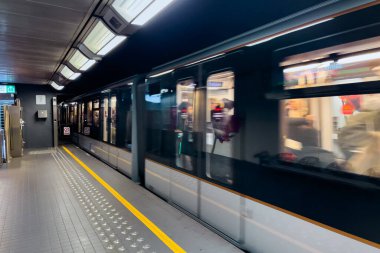 Modern Metro treni Brüksel, Belçika 'da bir metro istasyonundan geçiyor.