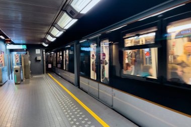 Modern Metro treni Brüksel, Belçika 'da bir metro istasyonundan geçiyor.