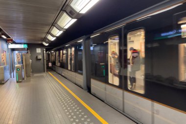 Modern Metro treni Brüksel, Belçika 'da bir metro istasyonundan geçiyor.
