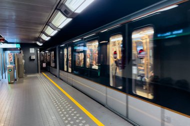 Modern Metro treni Brüksel, Belçika 'da bir metro istasyonundan geçiyor.