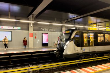 Modern Metro treni Brüksel, Belçika 'da bir metro istasyonundan geçiyor.