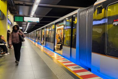 Modern Metro treni Brüksel, Belçika 'da bir metro istasyonundan geçiyor.