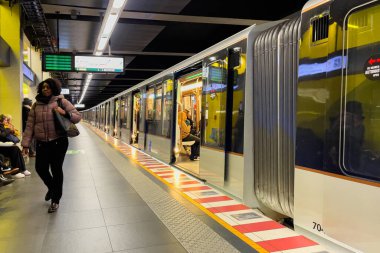 Modern Metro treni Brüksel, Belçika 'da bir metro istasyonundan geçiyor.